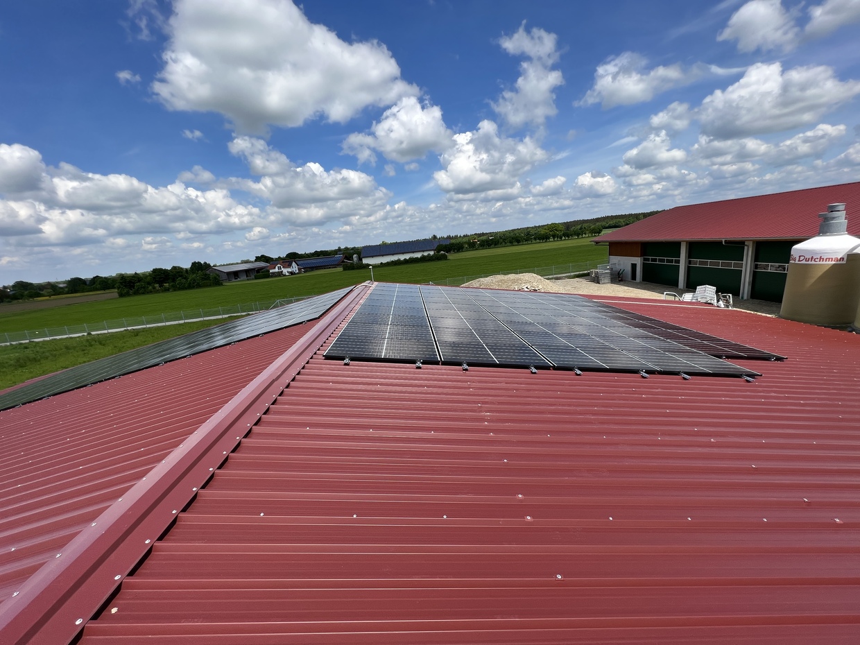 Solar Heisse PV-Anlage Stall Gewerbe
